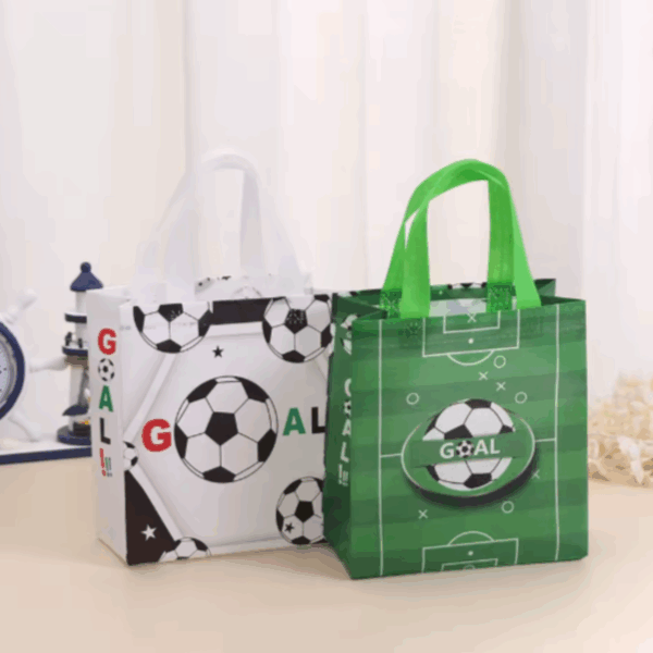 Bolsas de regalo chica en pvc reutilizable 23x22cm -Pack 4 -Diseño Fútbol - Imagen 6