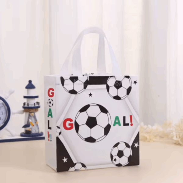 Bolsas de regalo chica en pvc reutilizable 23x22cm -Pack 4 -Diseño Fútbol - Imagen 3
