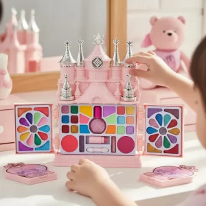 Set de maquillaje infantil en forma de castillo. Petaca creativa con sombras, labiales y esmaltes. Ideal para regalar en en cualquier momento.